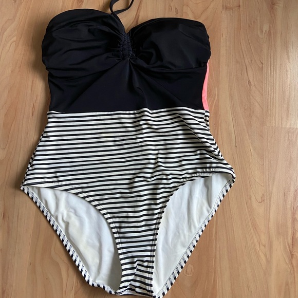 Victoria’s Secret Color Block Bandeau One Piece - Picture 4 of 10
